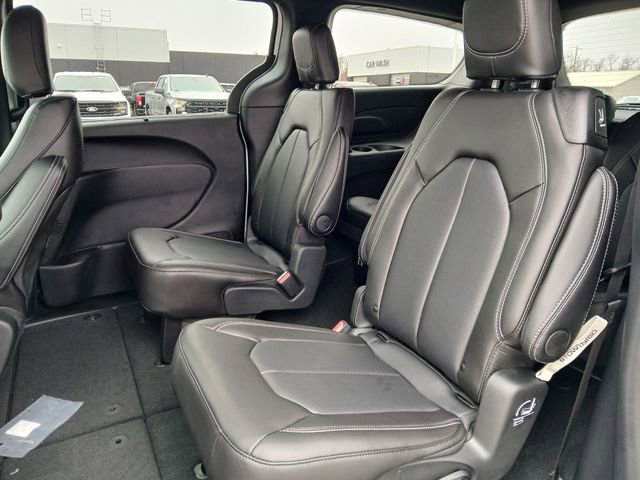 Used 2026 Chrysler Pacifica Select FWD image 12