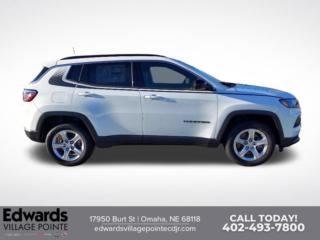 New 2023 Jeep Compass Latitude w/ Mopar Graphics Package AWD/4WD image 2