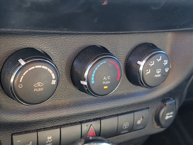 Used 2015 Jeep Wrangler Unlimited Rubicon AWD/4WD image 12