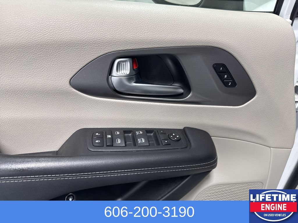 Used 2023 Chrysler Pacifica Touring-L FWD image 24