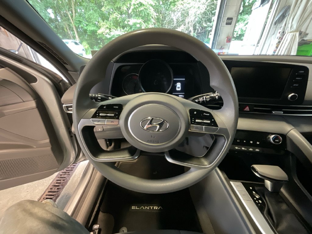 Used 2022 Hyundai Elantra SEL FWD image 15