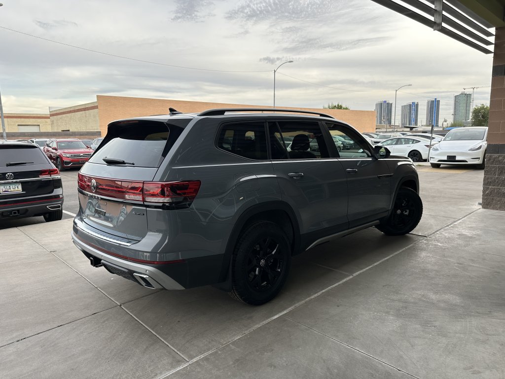 Used 2024 Volkswagen Atlas Peak Edition SE AWD/4WD image 4