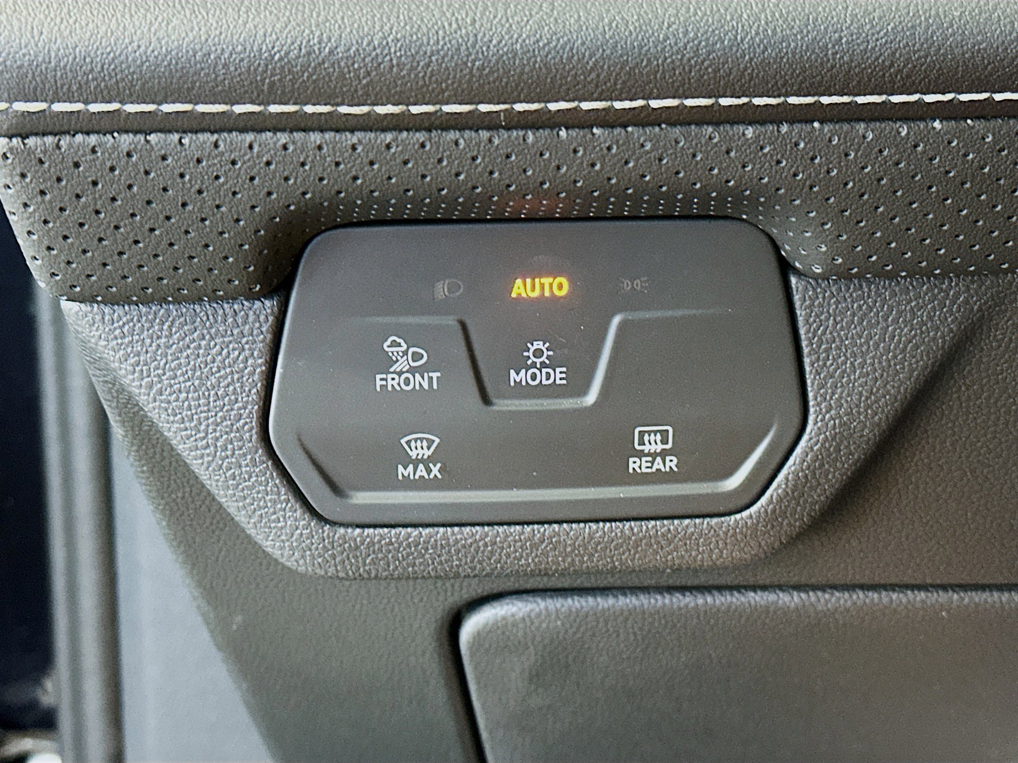 Used 2025 Volkswagen Atlas Cross Sport SE image 17