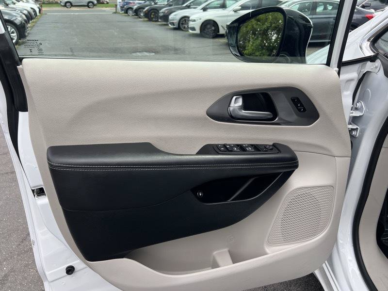 Used 2024 Chrysler Pacifica Limited FWD image 27