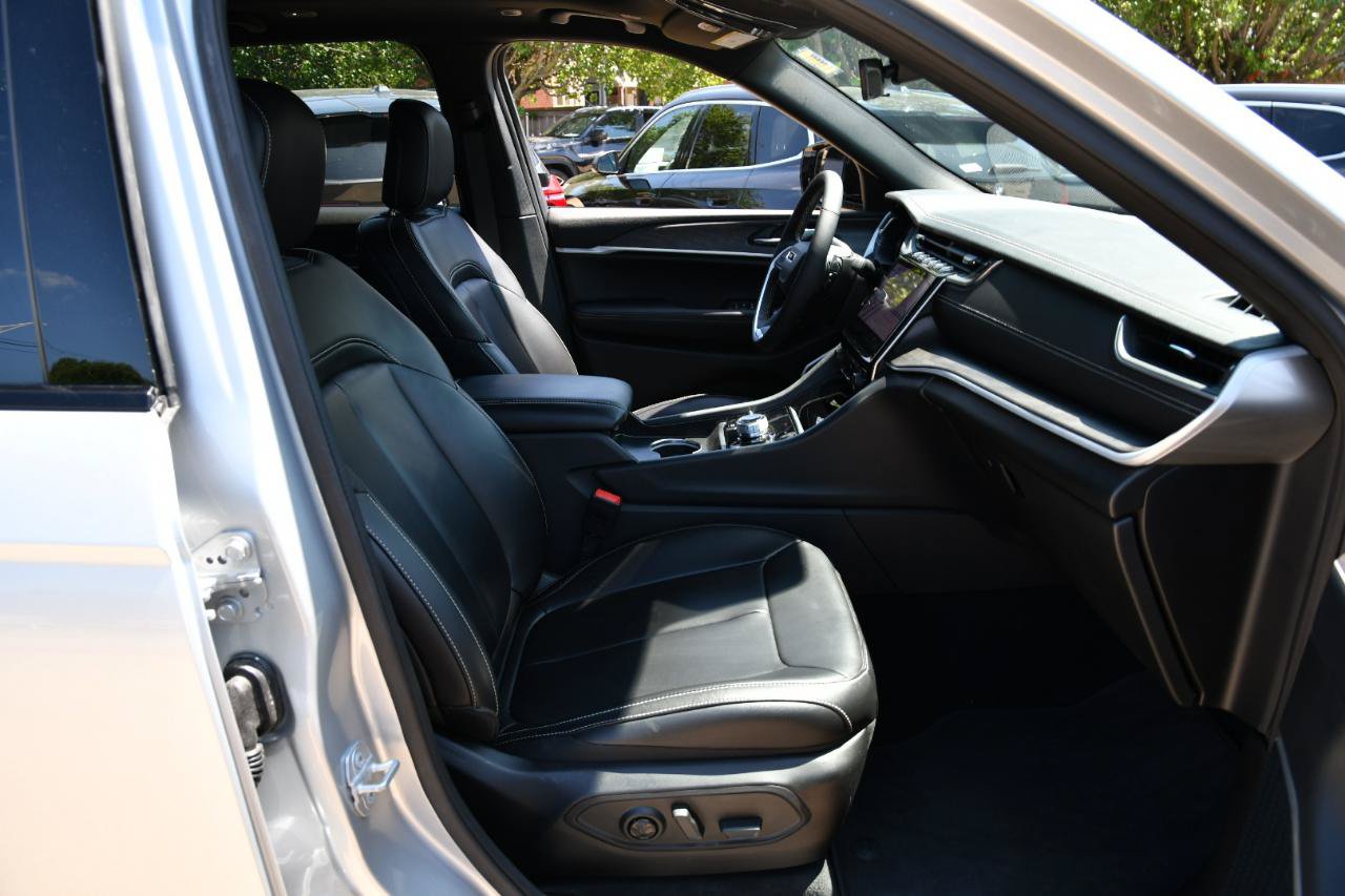 Used 2025 Jeep Grand Cherokee Limited 4xe AWD/4WD image 33