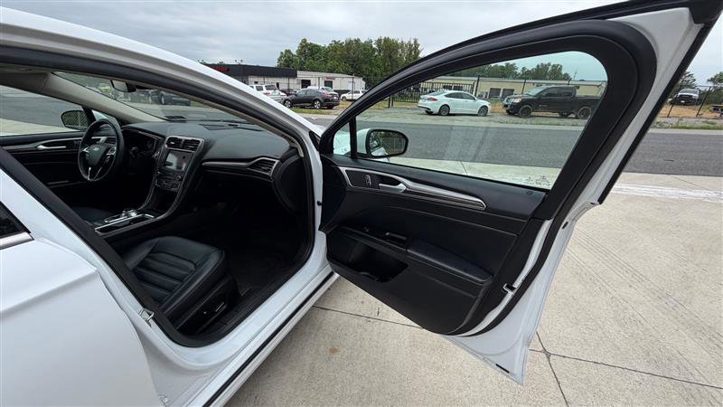 Used 2020 Ford Fusion SEL FWD image 19