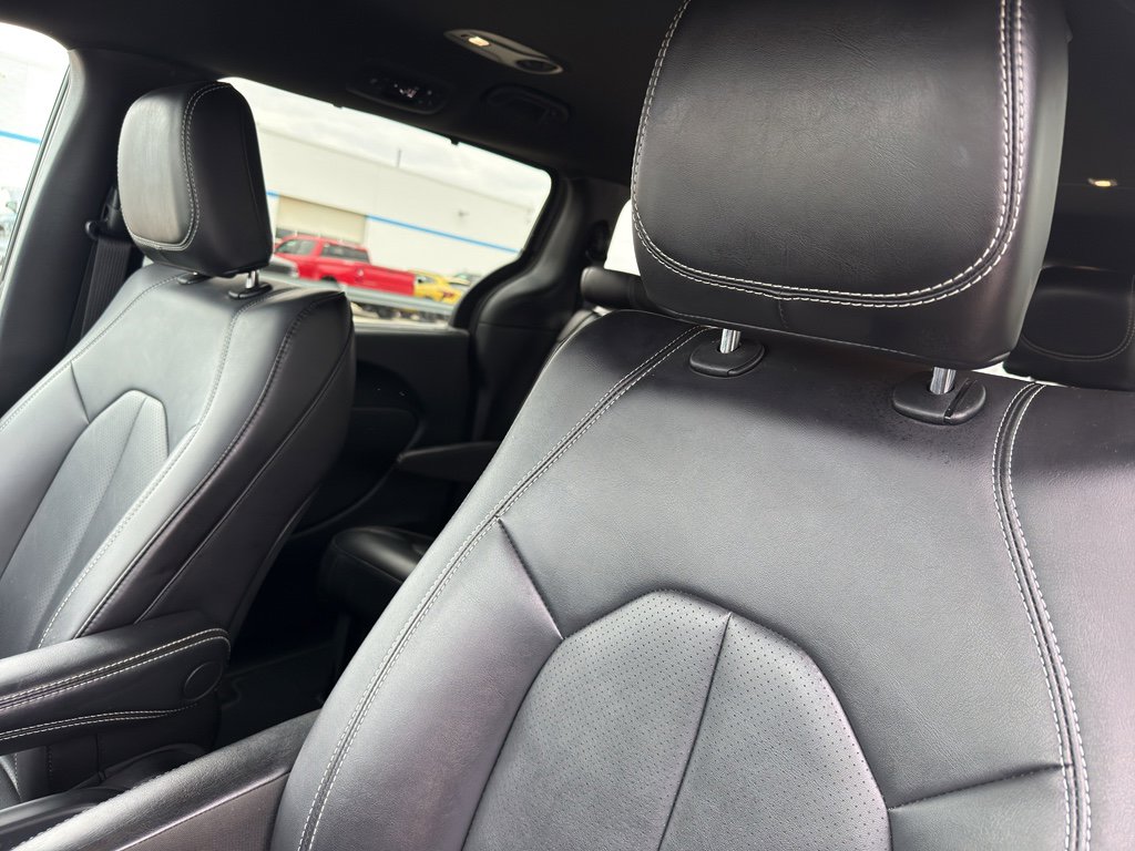 Used 2025 Chrysler Pacifica Select image 27