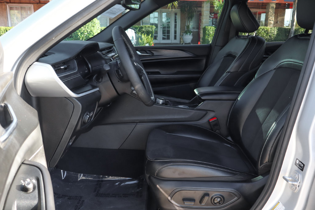 Used 2024 Jeep Grand Cherokee Altitude RWD image 16