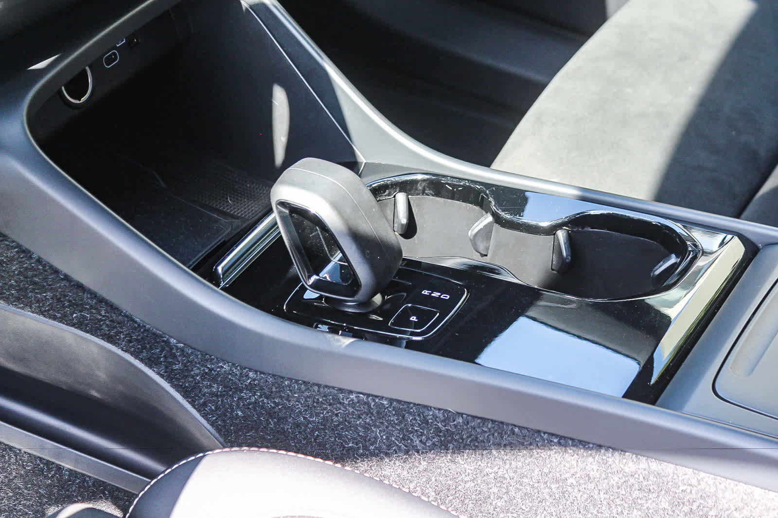 Used 2023 Volvo C40 P8 Recharge Ultimate w/ Protection Package Premier AWD/4WD image 18