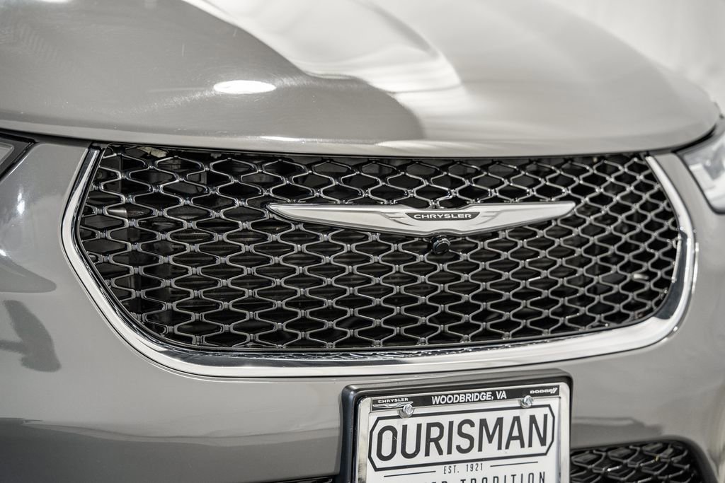 Used 2025 Chrysler Pacifica Select image 13