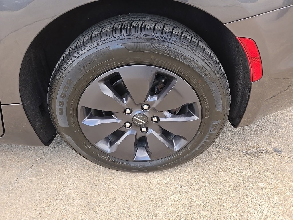 Used 2020 Chrysler Pacifica Limited w/ Advanced Safetytec Group image 23