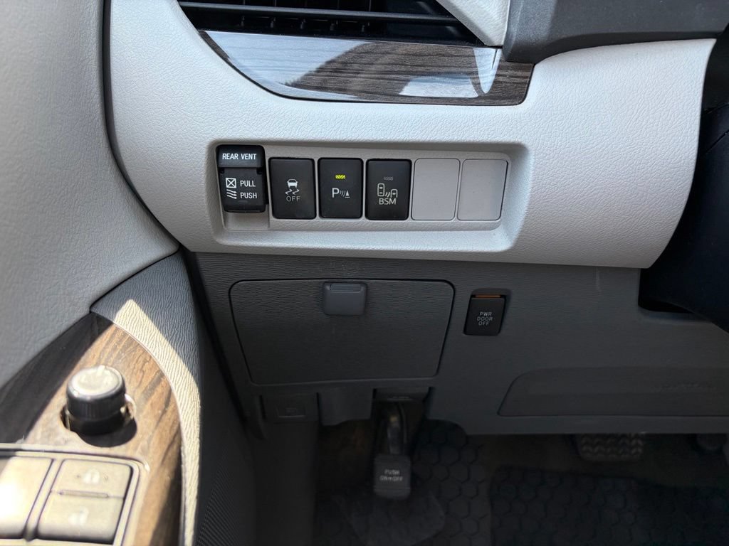 Used 2015 Toyota Sienna XLE w/ XLE Navigation Package FWD image 36