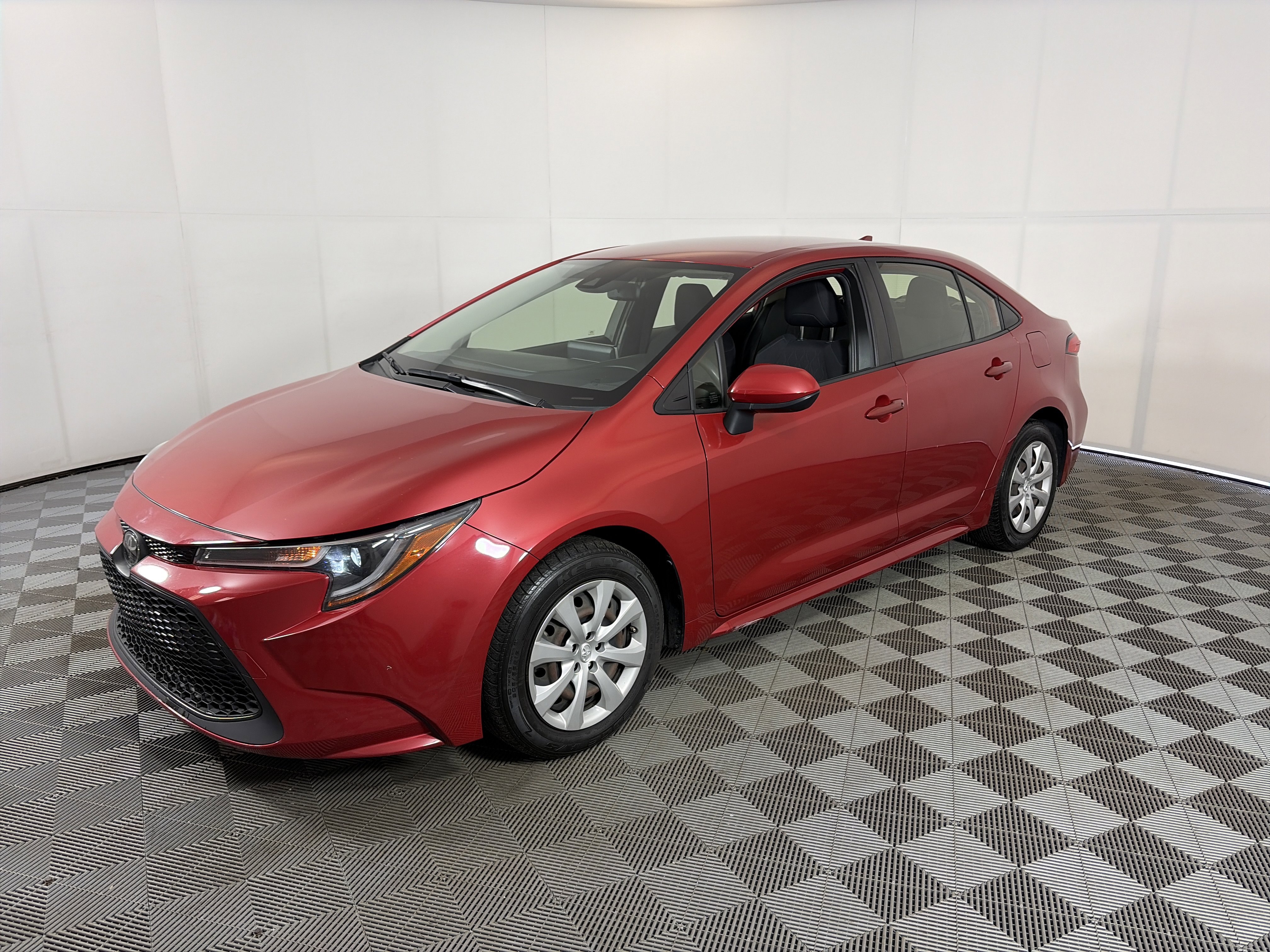 Used 2020 Toyota Corolla LE image 2