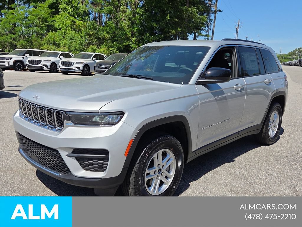 Used 2025 Jeep Grand Cherokee Laredo w/ Luxury Tech Group I AWD/4WD image 4