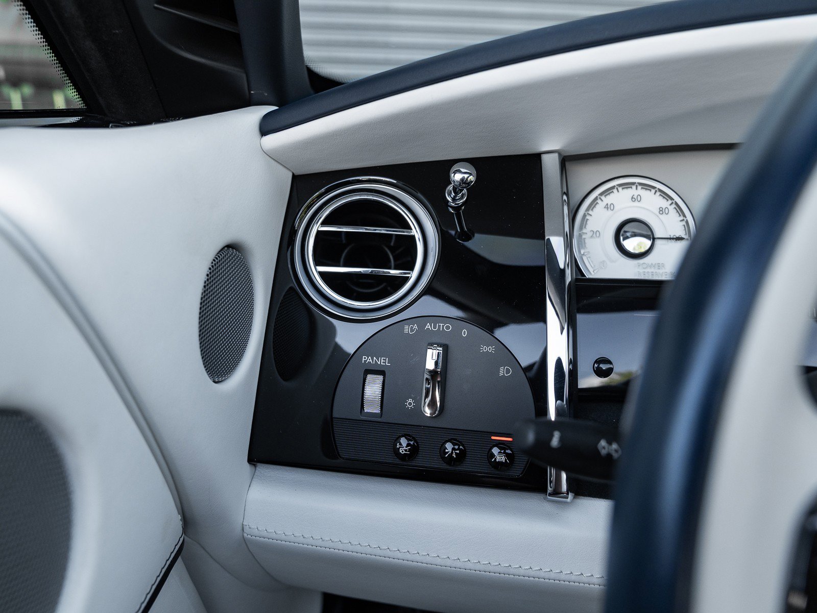 Used 2018 Rolls-Royce Dawn image 28