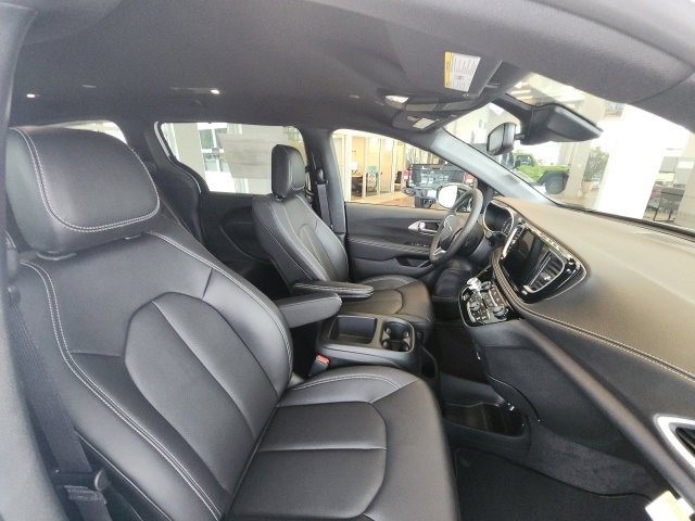 New 2026 Chrysler Pacifica Select image 21