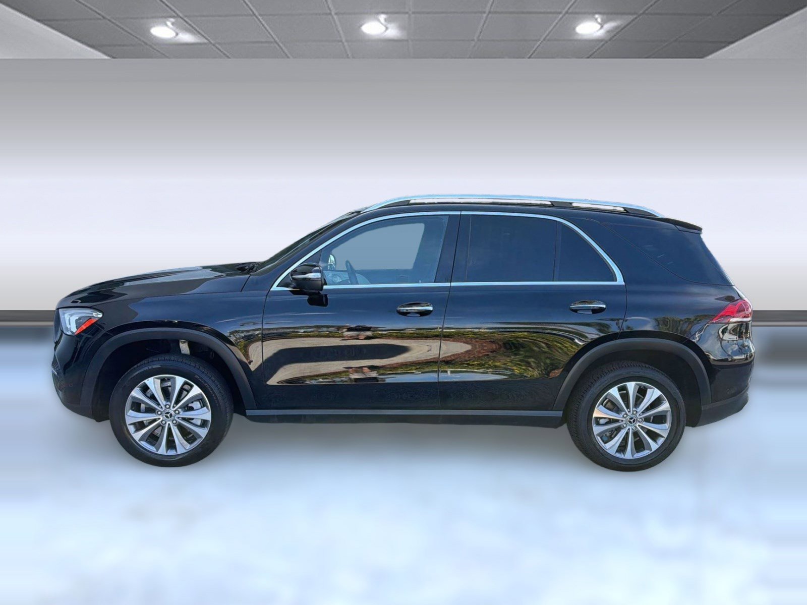 Used 2022 Mercedes-Benz GLE 350 4MATIC w/ Premium Package image 2