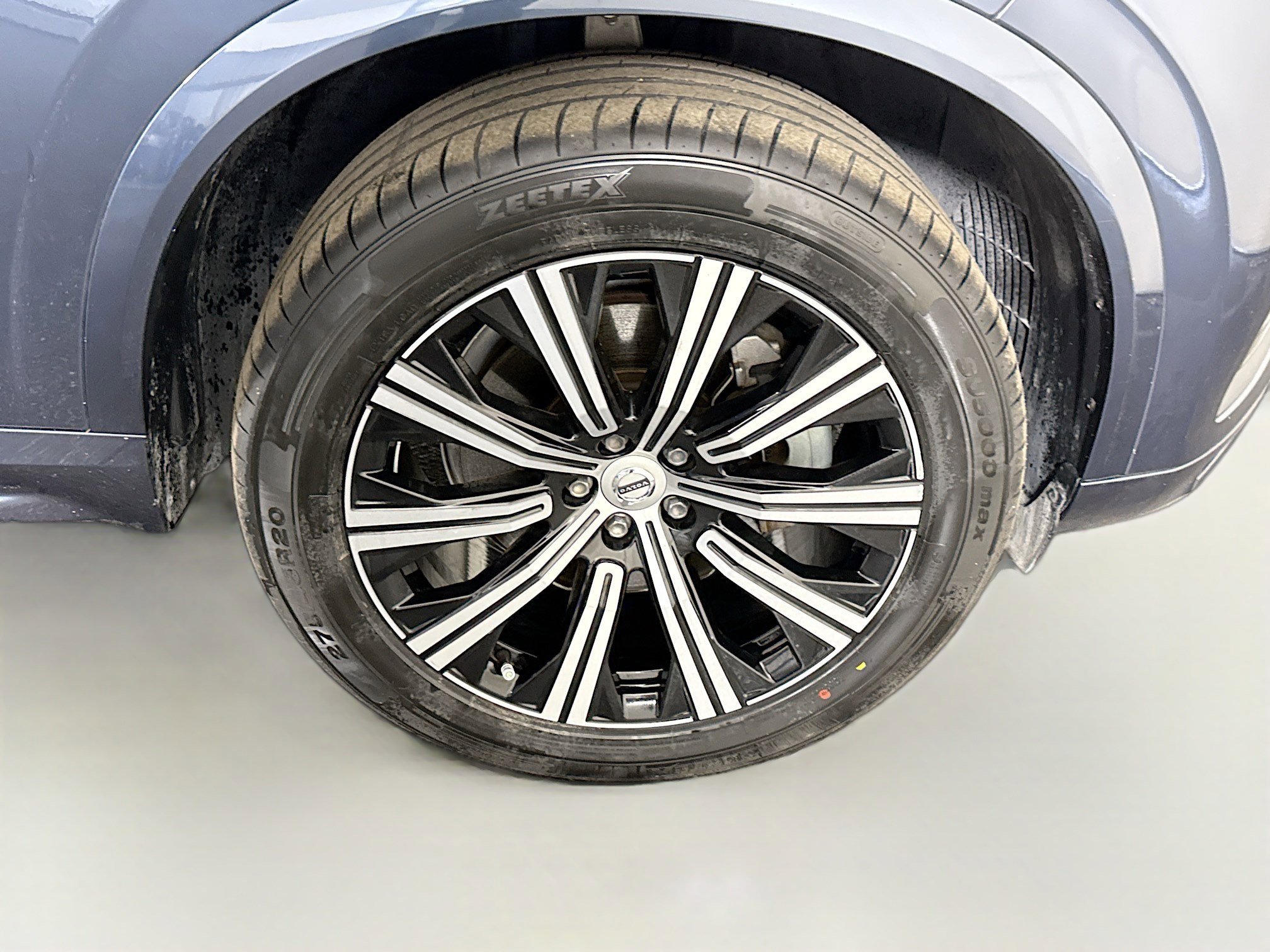 Used 2023 Volvo XC90 B5 Core w/ Protection Package AWD/4WD image 32
