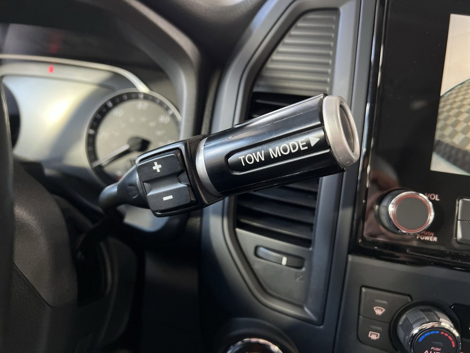 Used 2024 Nissan Titan SV w/ SV Convenience Package image 21