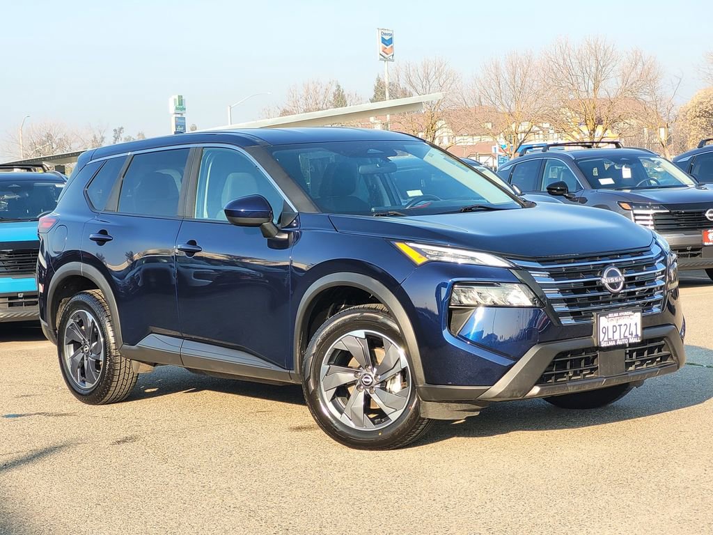 Used 2024 Nissan Rogue SV image 2