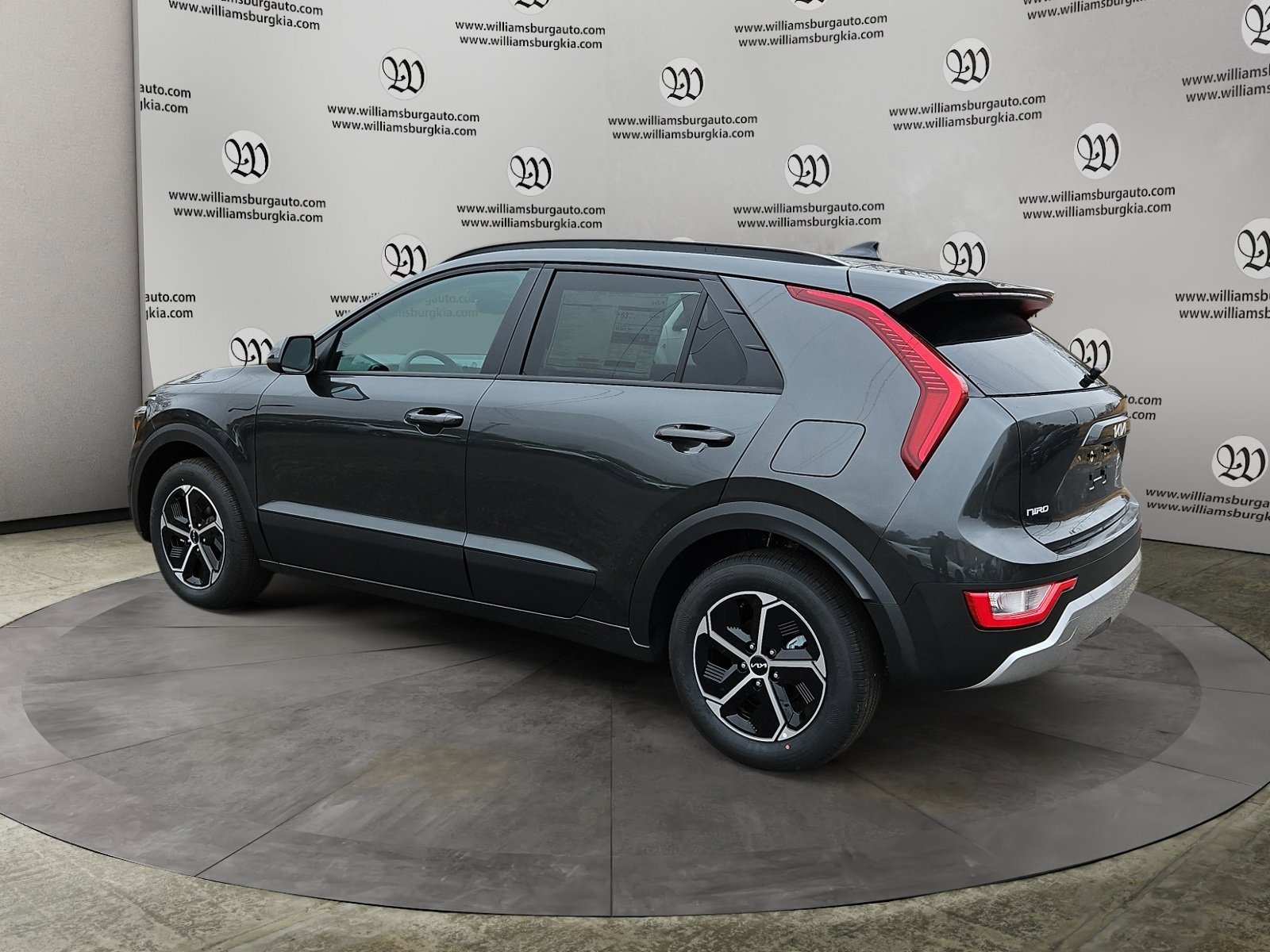 Used 2025 Kia Niro LX image 3