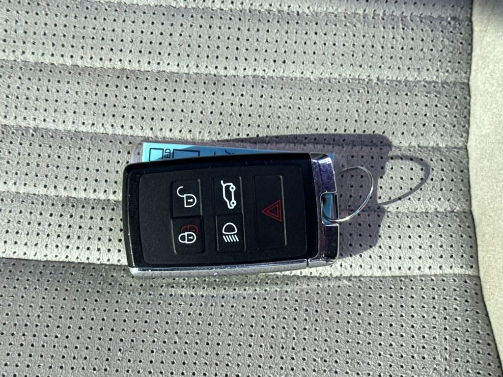 Used 2020 Land Rover Discovery Sport SE R-Dynamic image 28