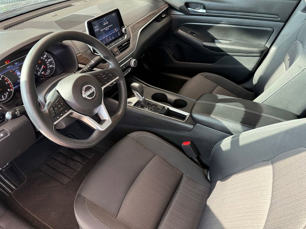 Used 2025 Nissan Altima 2.5 SV image 12
