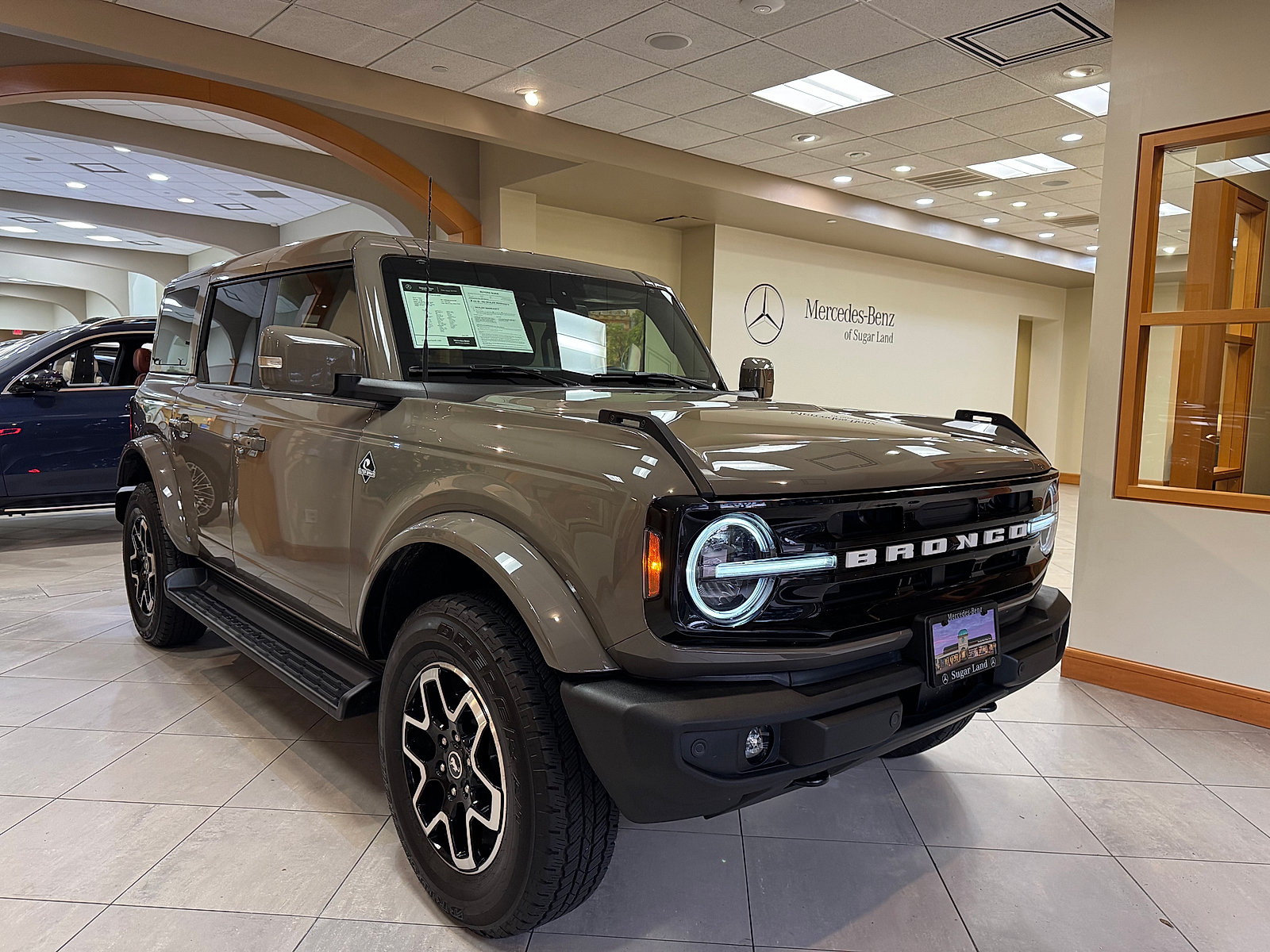 Used 2025 Ford Bronco Outer Banks AWD/4WD image 2