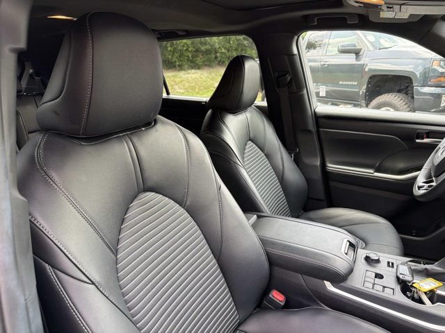 Used 2025 Toyota Highlander XSE AWD/4WD image 17