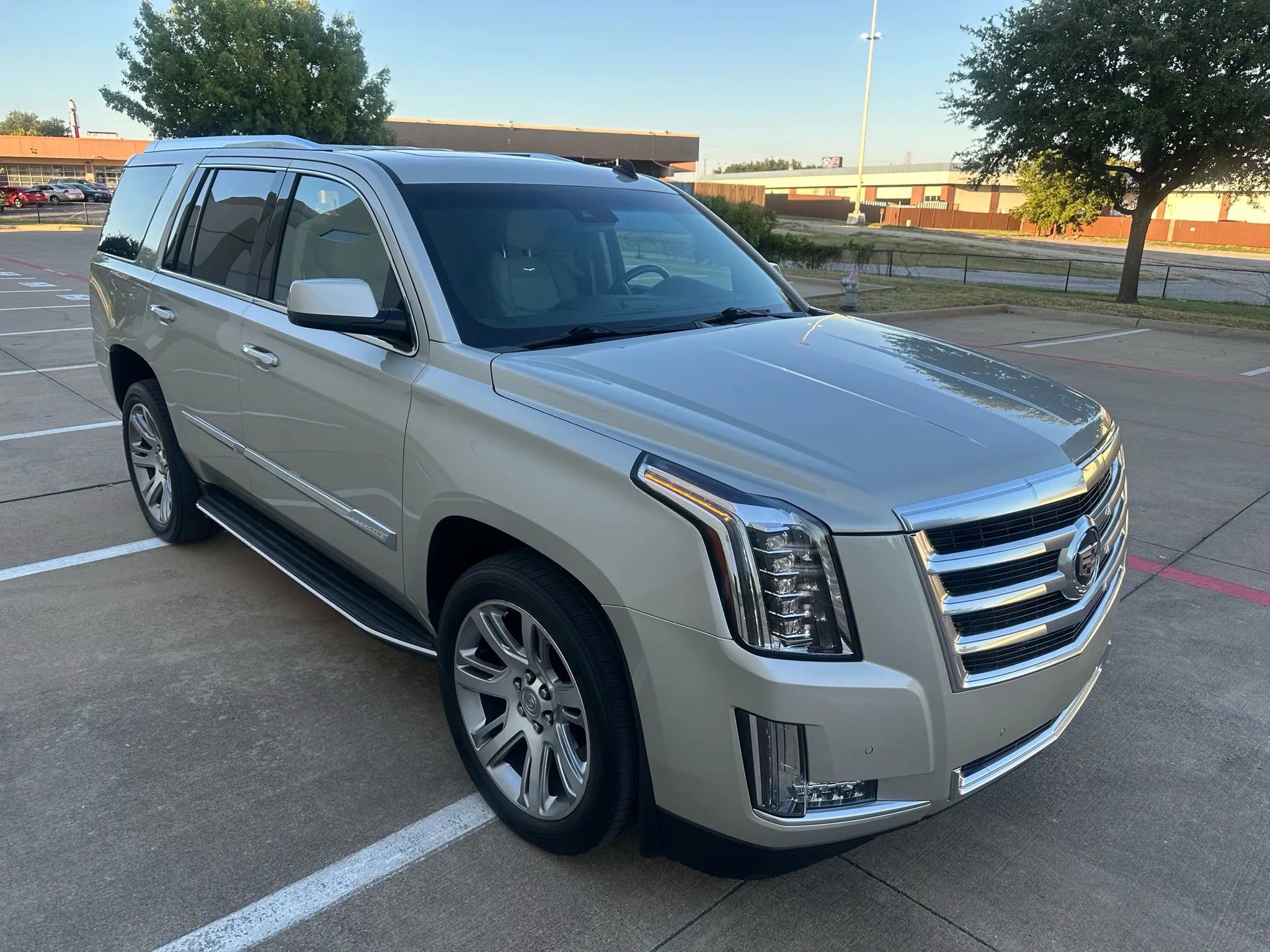 Used 2015 Cadillac Escalade Luxury image 5