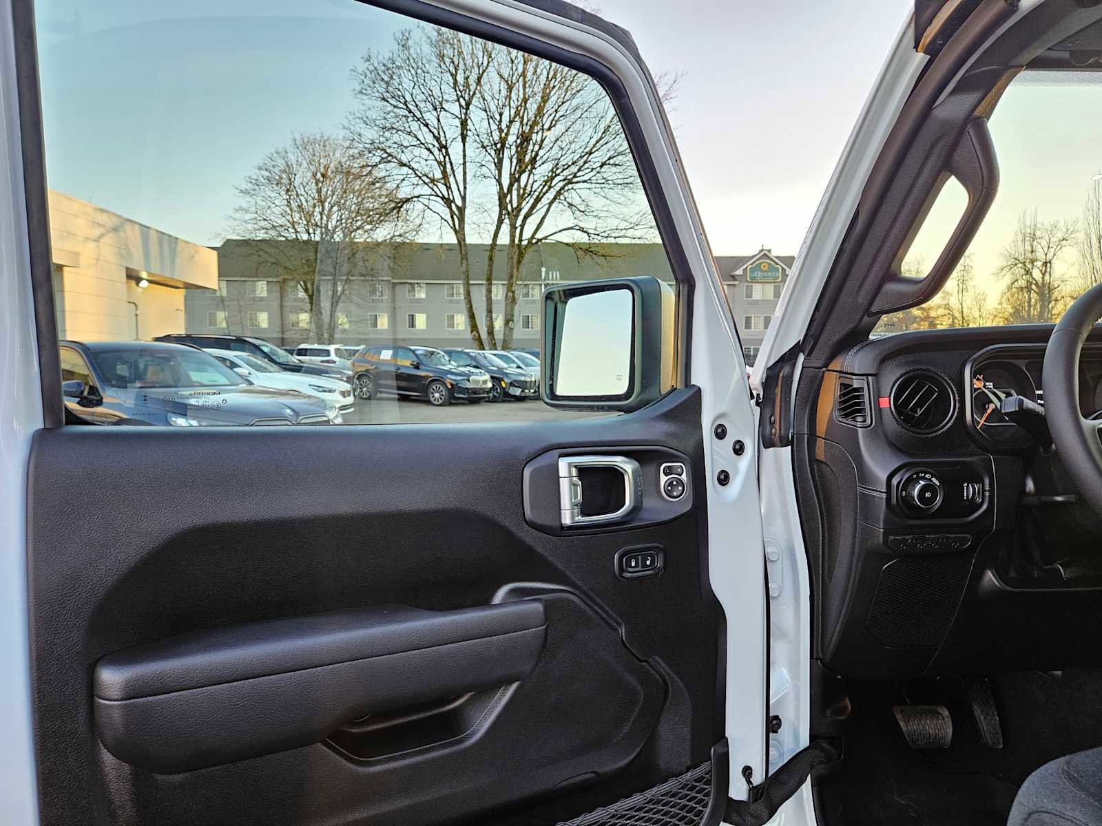 Used 2025 Jeep Wrangler Unlimited Rubicon w/ Technology Group image 21