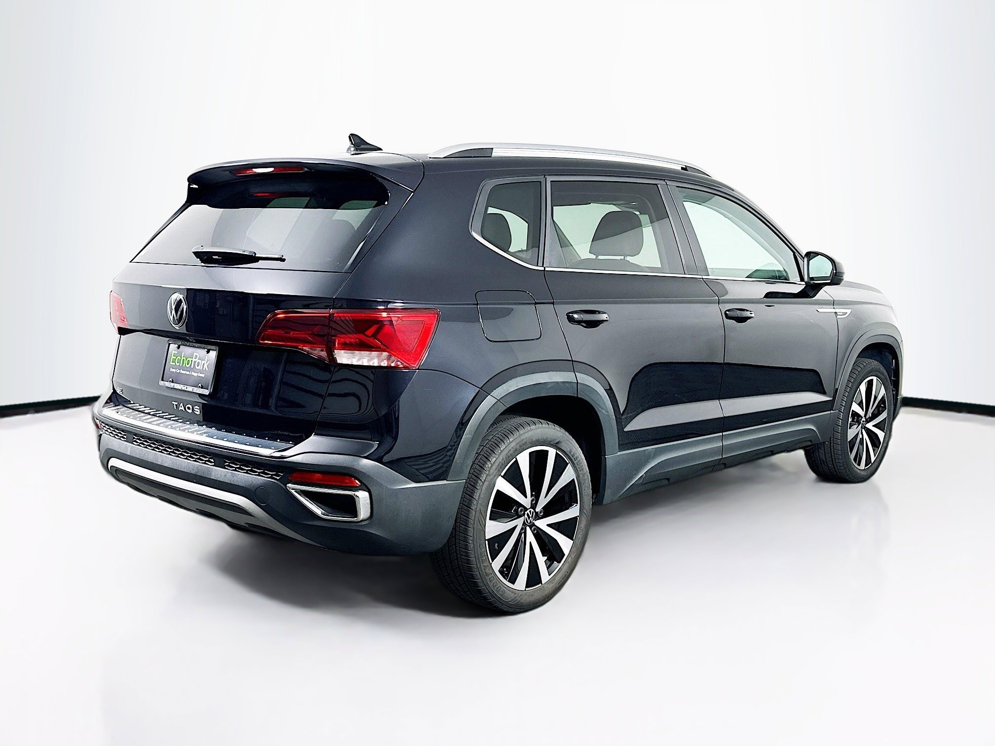 Used 2023 Volkswagen Taos SE w/ Panoramic Sunroof Package FWD image 9