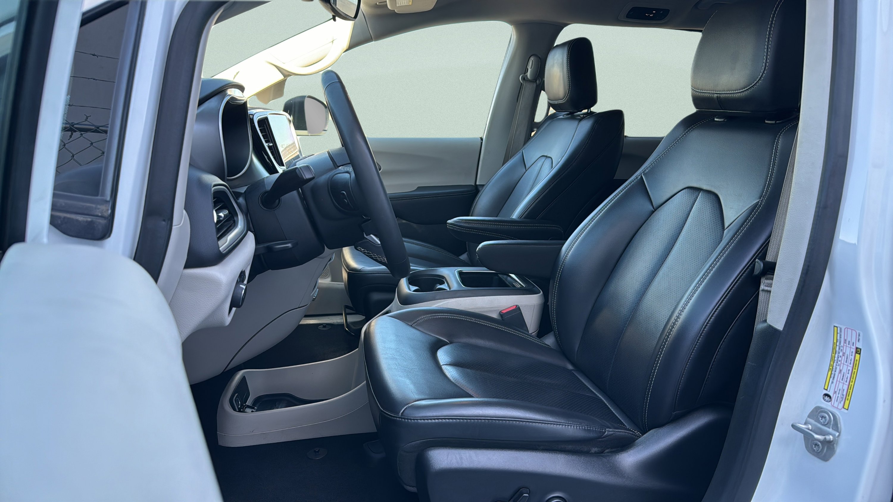Used 2023 Chrysler Pacifica Touring-L FWD image 22