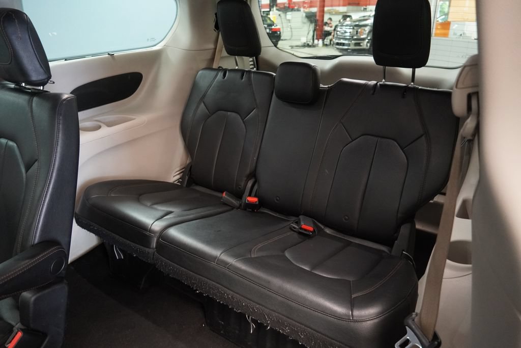 Used 2019 Chrysler Pacifica Touring-L FWD image 20