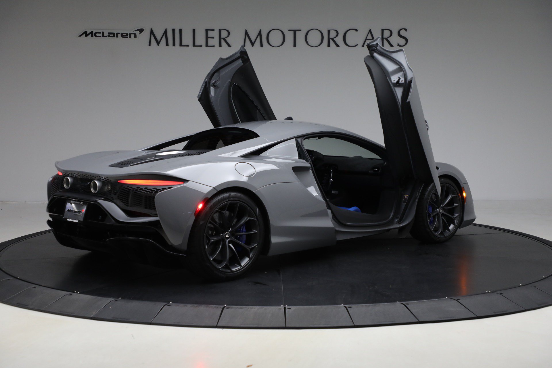 Used 2023 McLaren Artura RWD image 18