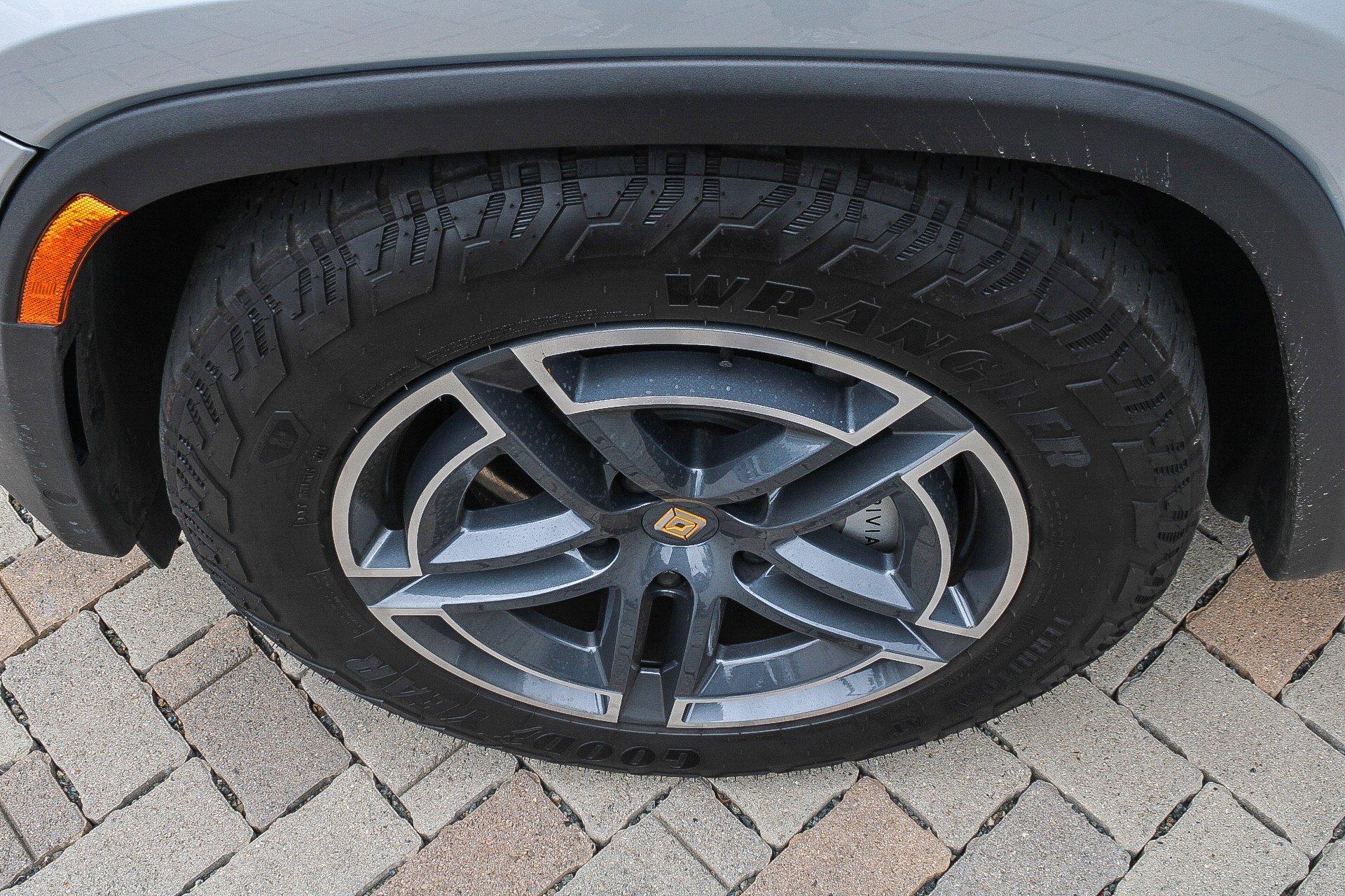 Used 2025 Rivian R1S Adventure AWD/4WD image 13