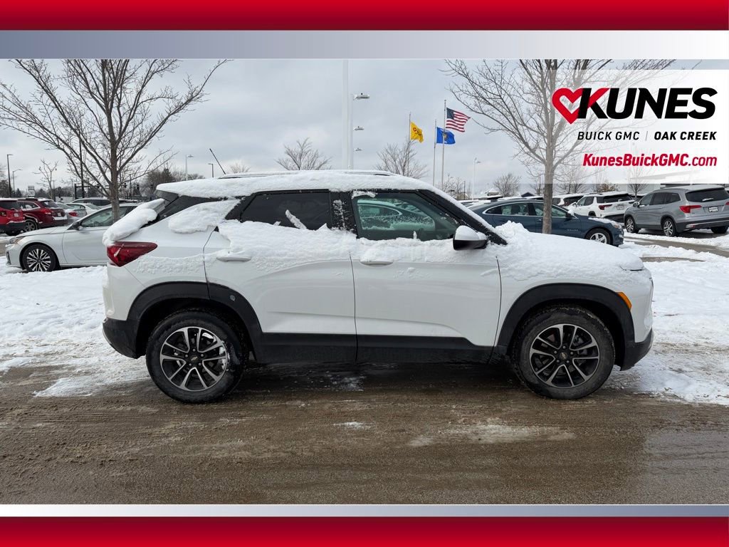 Used 2025 Chevrolet TrailBlazer LT image 3