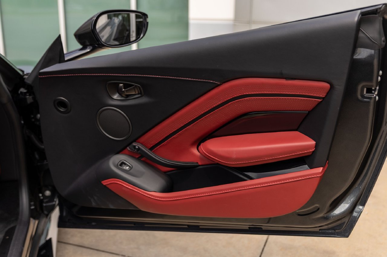 Used 2023 Aston Martin V8 Vantage Roadster RWD image 45