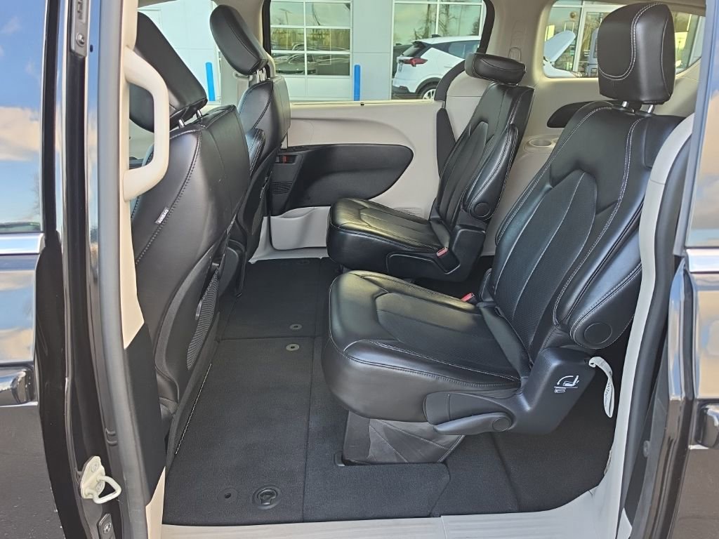 Used 2024 Chrysler Pacifica Touring-L FWD image 26