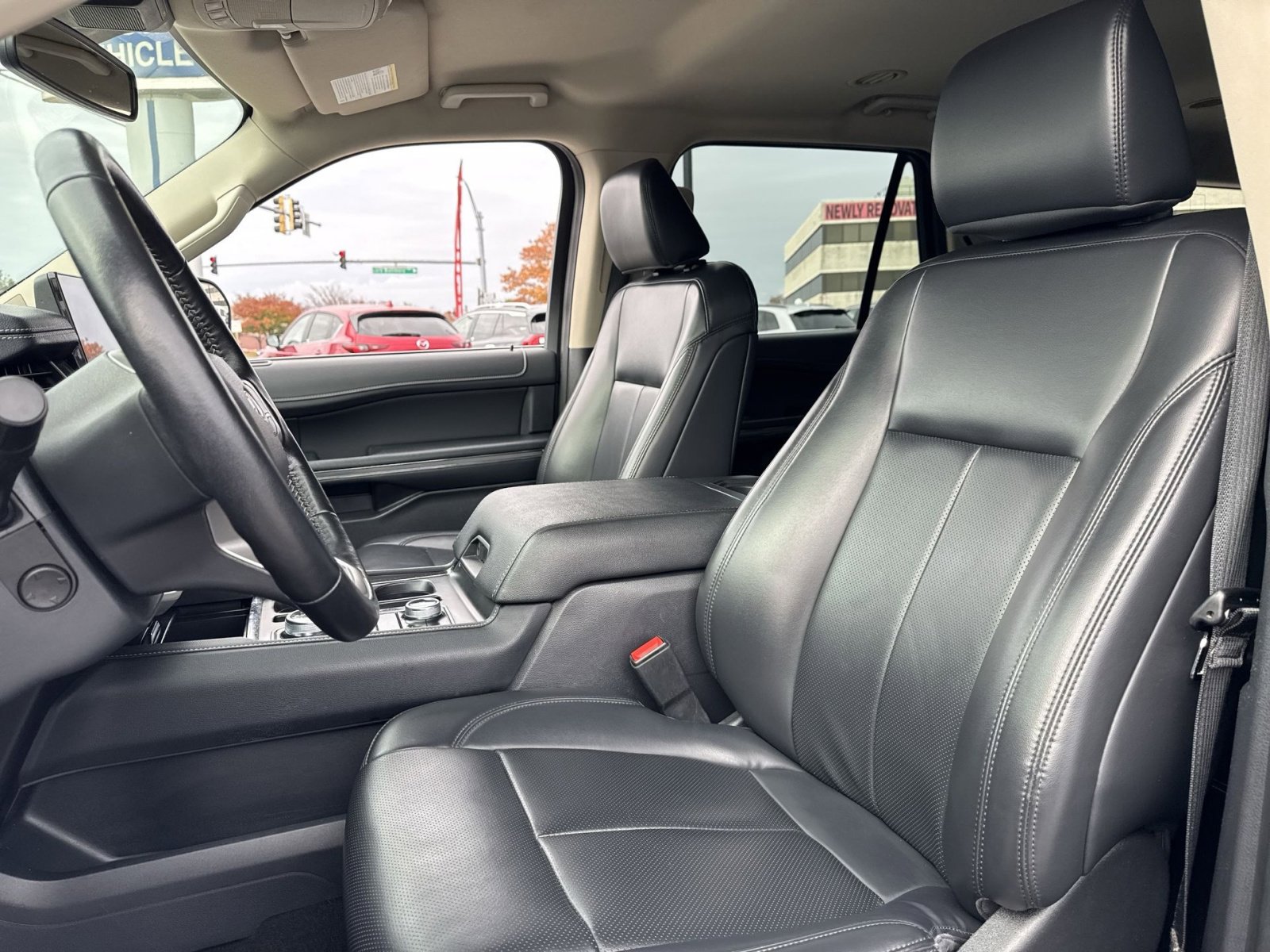Used 2024 Ford Expedition Max XLT image 13