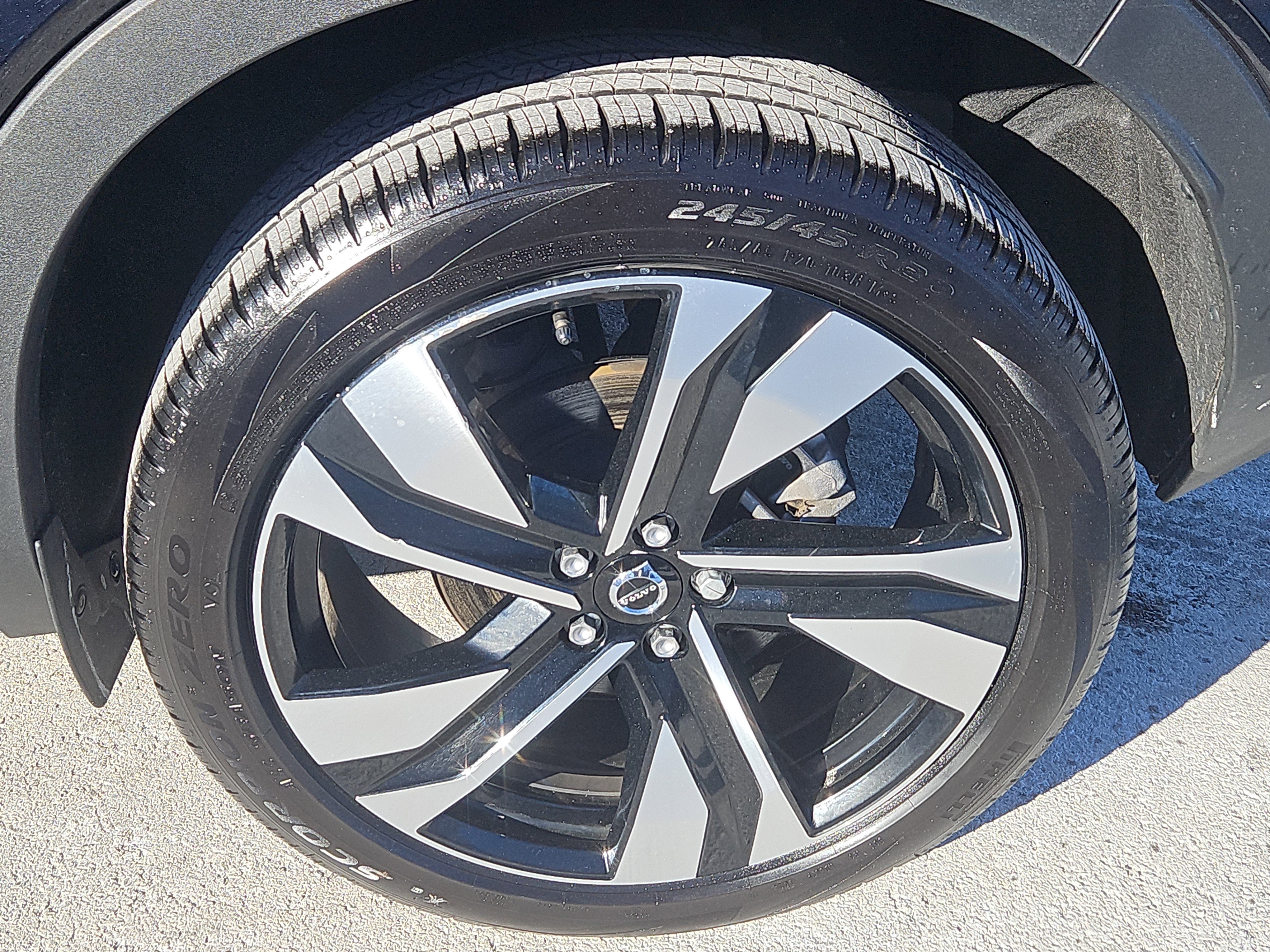 Used 2025 Volvo XC40 B5 Plus w/ Protection Package Premier image 31