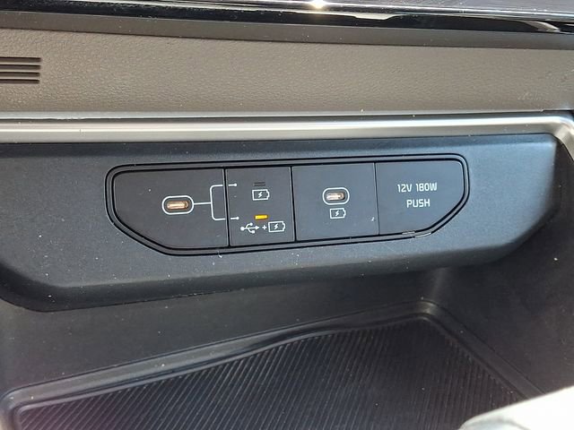 Used 2025 Kia Carnival FWD image 23