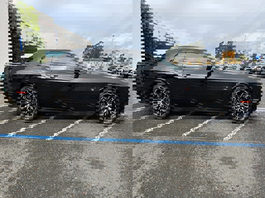 Used 2017 Dodge Challenger R/T Scat Pack w/ Leather Interior Group image 4