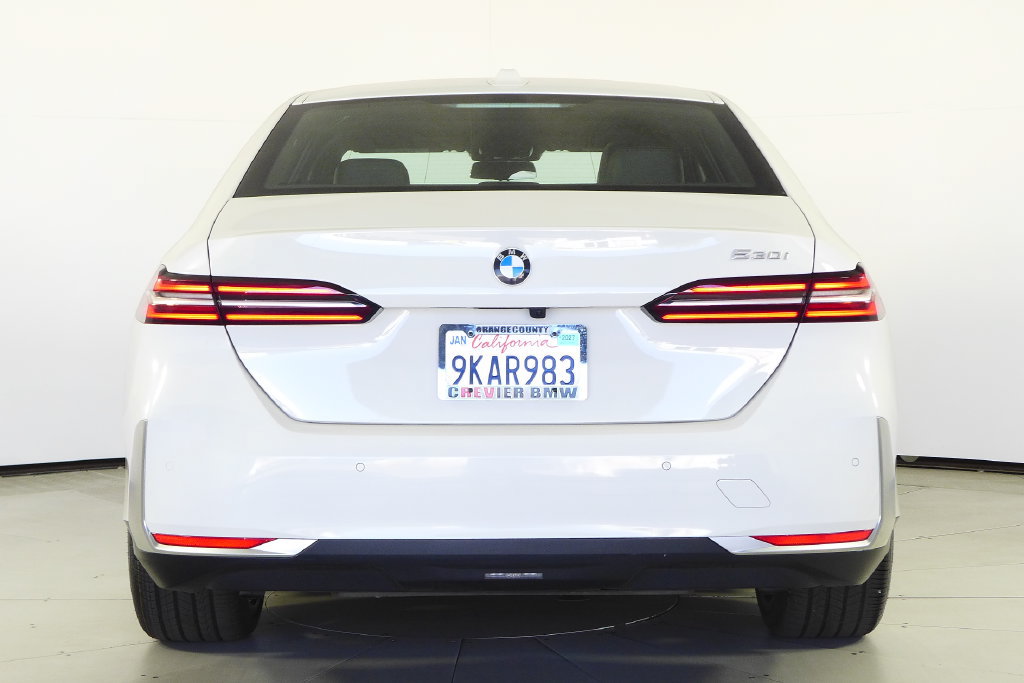 Certified 2024 BMW 530i w/ Convenience Package RWD image 8