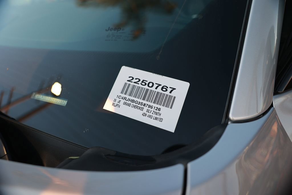 New 2025 Jeep Grand Cherokee Limited w/ Black Appearance Package image 34