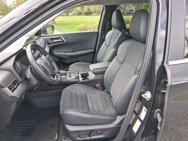 Used 2024 Mitsubishi Outlander AWD image 12