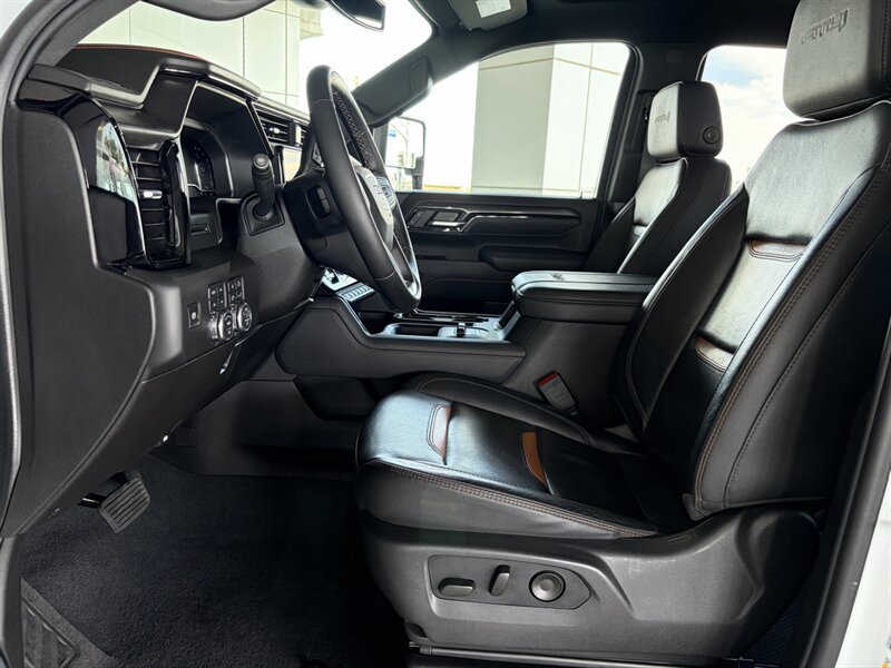 Used 2025 GMC Sierra 2500 AT4 AWD/4WD image 9