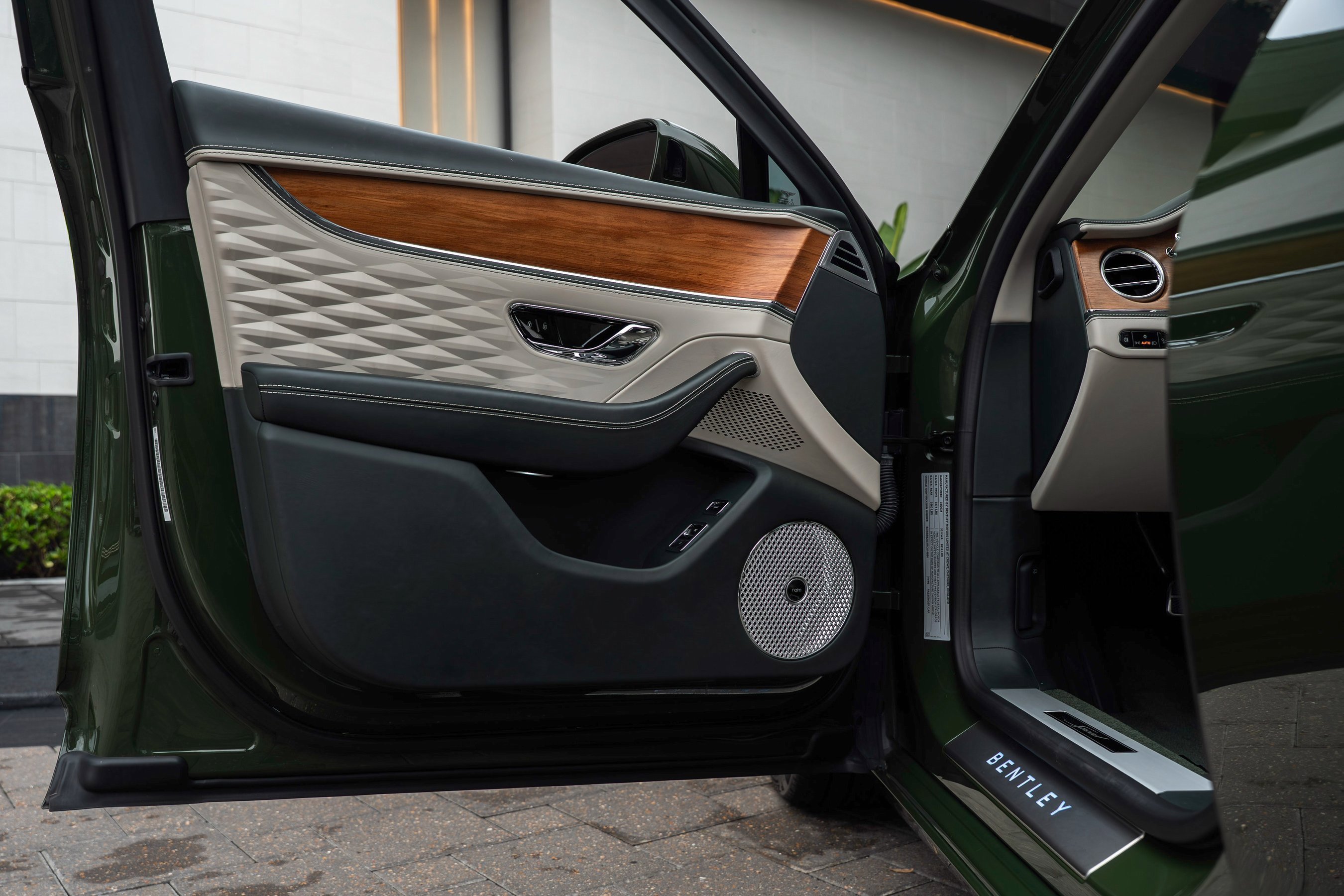 Used 2024 Bentley Flying Spur W12 image 16