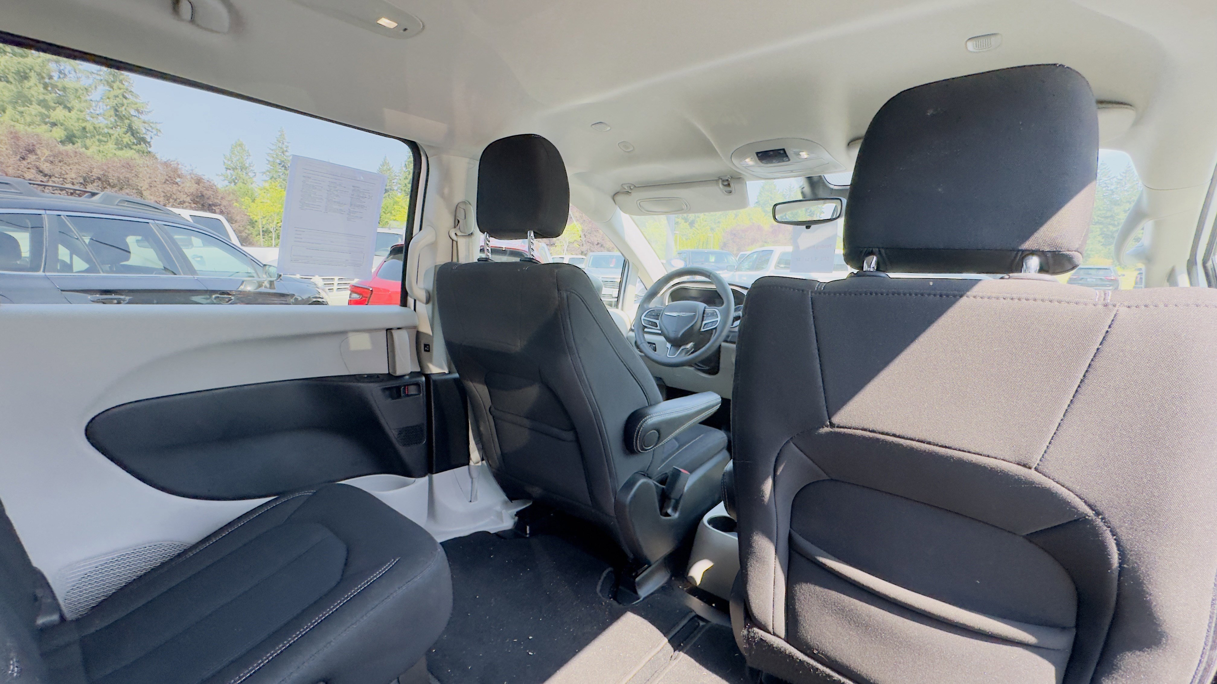 Used 2023 Chrysler Voyager LX image 11