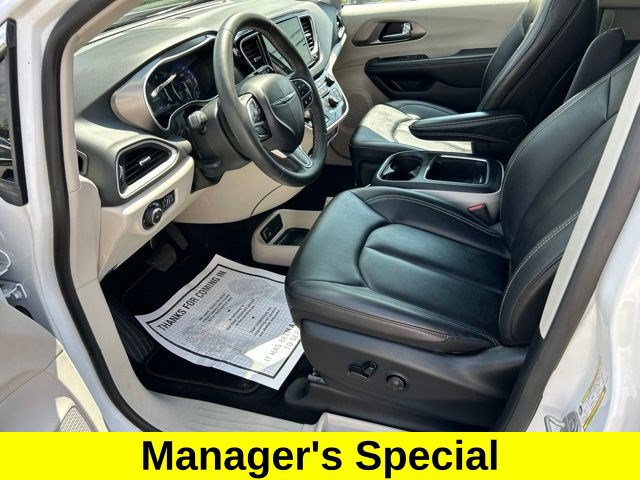 Used 2024 Chrysler Pacifica Touring-L FWD image 12